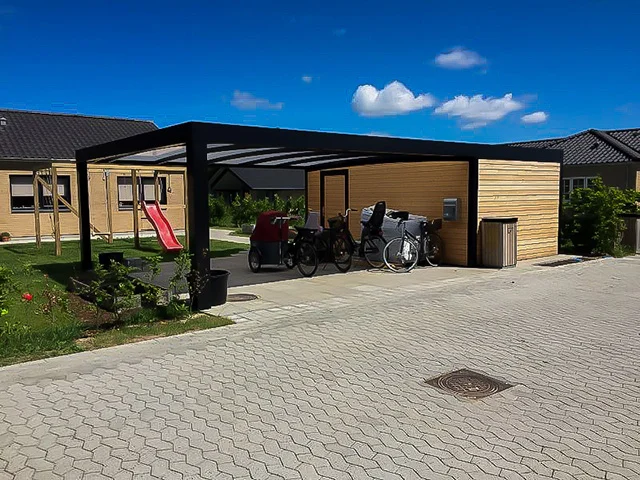 Carport med skur og cykler