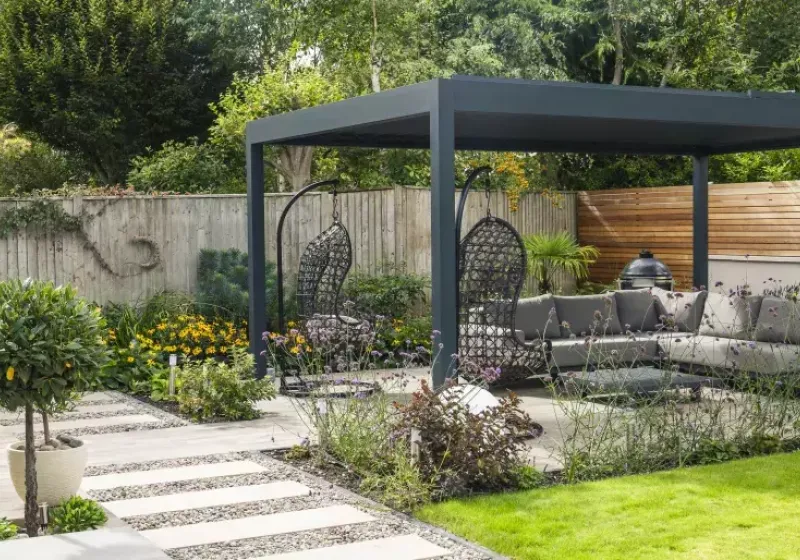 Fritstående sort markise midt i haven
