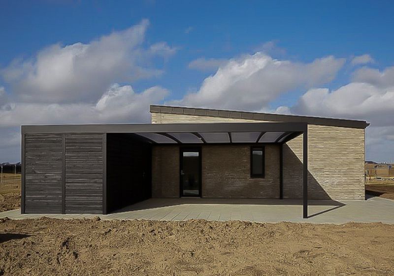 Carport i sort stål med isoleret skur udført i træ - nybyg