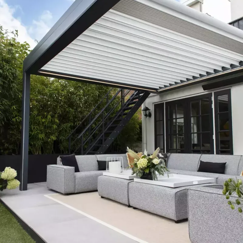 Pergola med hvid markise op mod huset